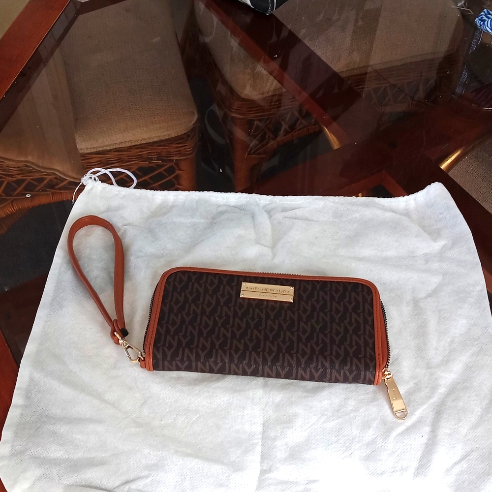 Jones New York wristlet